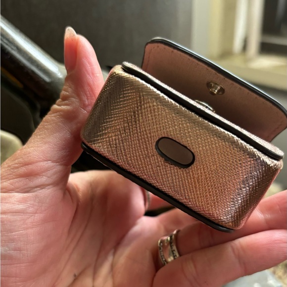 Authentic KATE SPADE gold metallic snap AirPod case with keychain - Picture 3 of 7